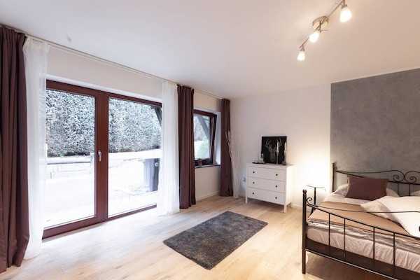 Schlafzimmer 1 mit Zugang zur Terasse