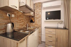 Fridge, stovetop, cookware/dishes/utensils - Studio mit Terrasse und Klimaanlage (Baška)