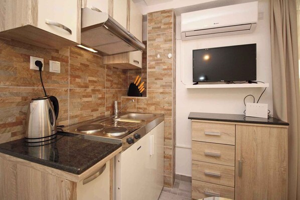 Kühlschrank, Herdplatte, Kochgeschirr/Geschirr/Besteck