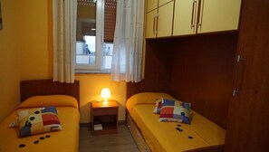 2 dormitoris, escriptori, planxa i posts de planxar i internet gratuïta