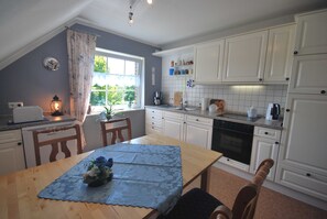 Réfrigérateur, four à micro-ondes, un four, lave-vaisselle