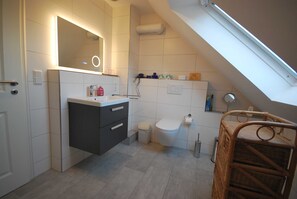 Regadera, secadora de cabello, toallas, jabón 