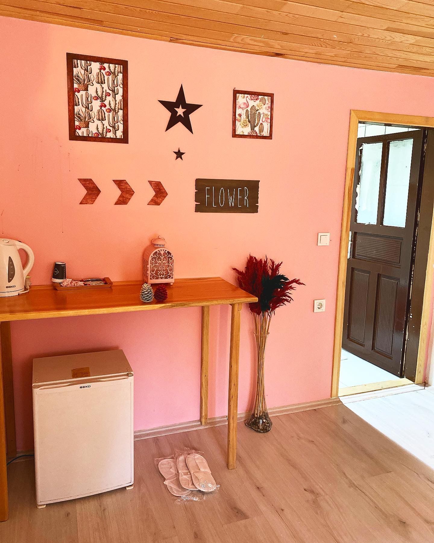 family room | 1 bedroom, minibar, desk, laptop workspace