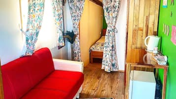 Bungalow familiar, vistas al mar | Minibar, escritorio, espacio para trabajar con un portátil y wifi gratis