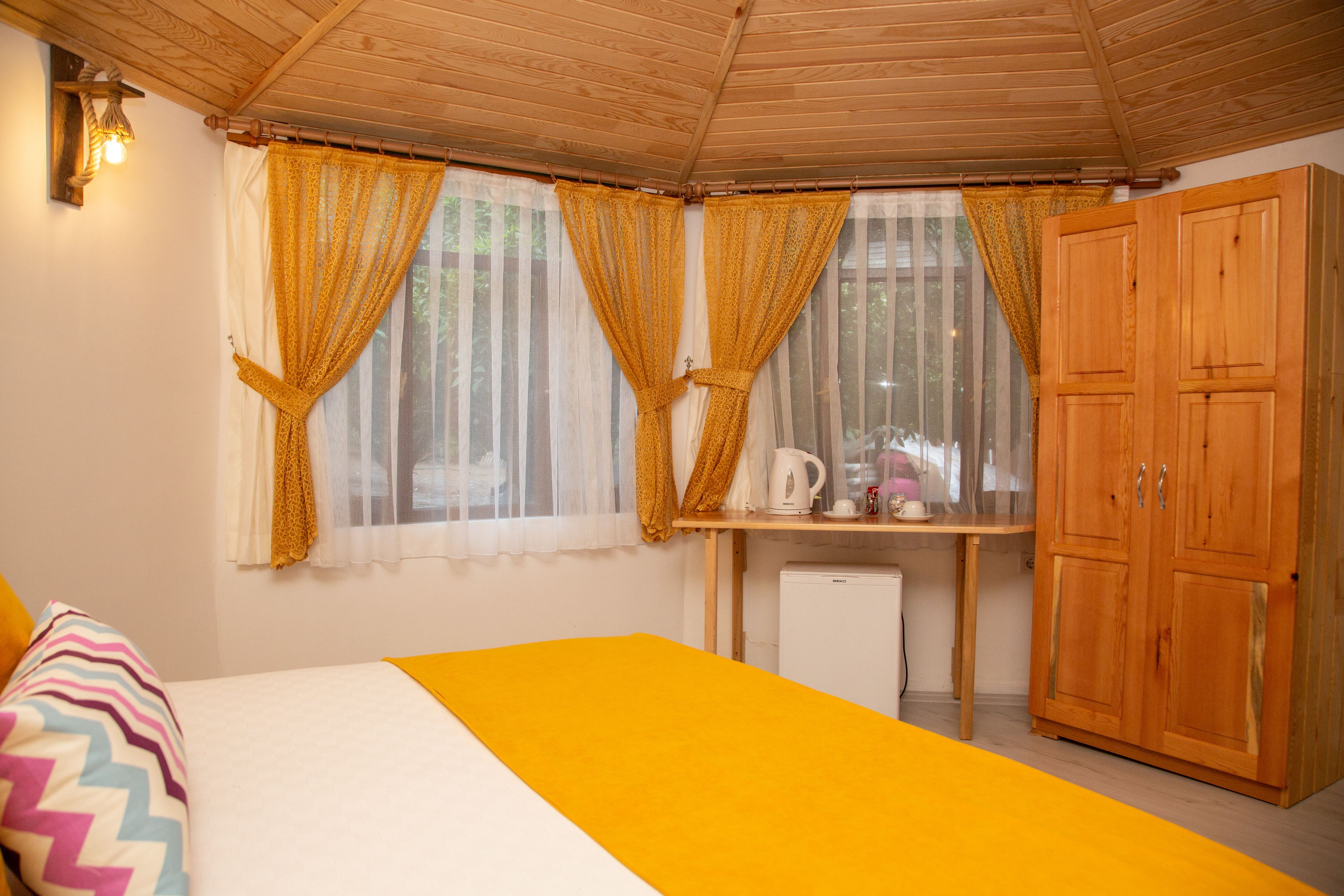 deluxe room | 1 bedroom, minibar, desk, laptop workspace