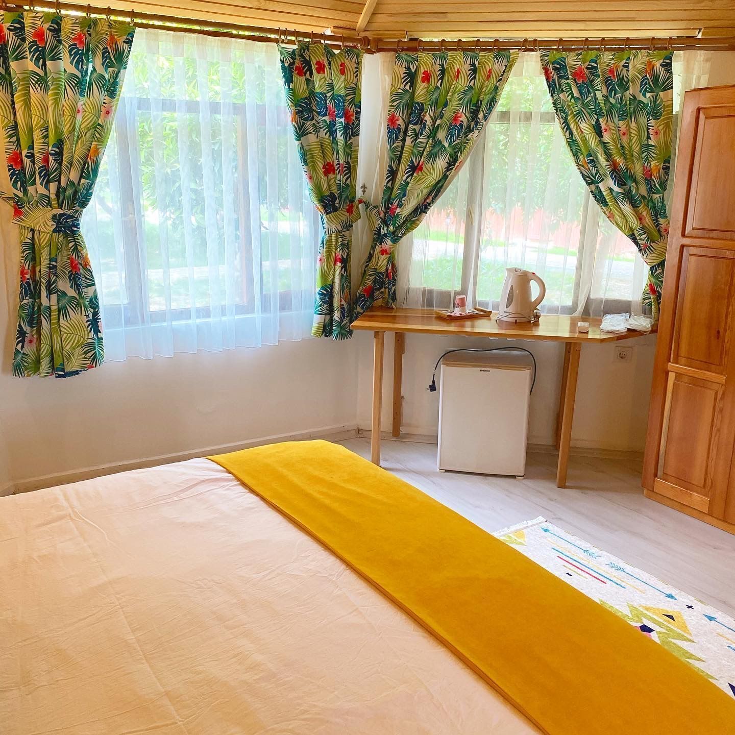 deluxe room | 1 bedroom, minibar, desk, laptop workspace