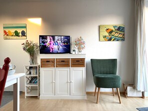 Smart TV, DVD player, books - FERNBLICK: Chic, colorful 2-room apartment with balcony in a top location directly on the Siel (Greetsiel, Nordsee/Ostfriesland)