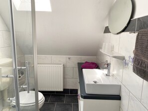 吹风机、毛巾、肥皂、卫生纸