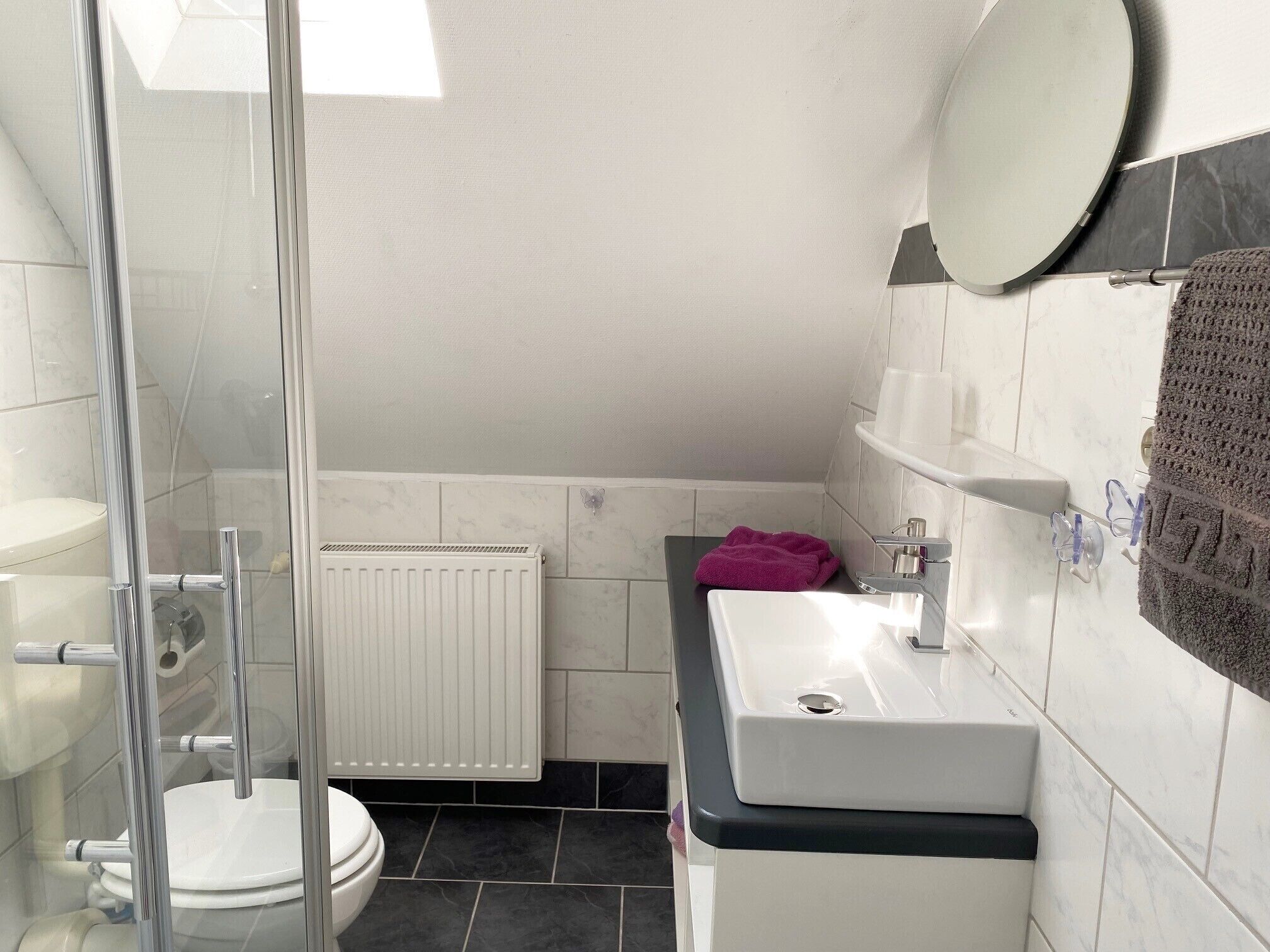 Haartrockner, Handtücher, Seife, Toilettenpapier