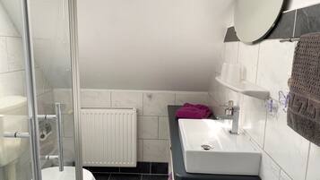 Haartrockner, Handtücher, Seife, Toilettenpapier