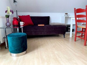 Smart TV, DVD player, books - FERNBLICK: Chic, colorful 2-room apartment with balcony in a top location directly on the Siel (Greetsiel, Nordsee/Ostfriesland)