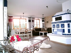 Télévision, table de tennis de table, livres, chaîne hi-fi