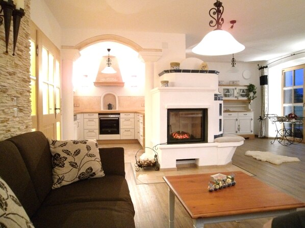 Televisie, een tafeltennistafel, boeken en een stereo