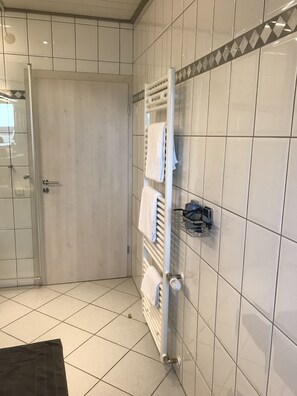 Duschwanne, Haartrockner, Handtücher, Seife