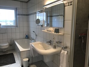 Combined shower/bathtub, hair dryer, towels, soap - 150 m² apartment on Diersfordter Waldsee with sandy beach and water terrace  (Wesel)