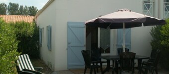 Family cottage near beach with pool