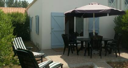 Family cottage near beach with pool