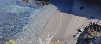 2 stk: eksepsjonell utsikt over hage + terrasse med utsikt over havet og øyene i gull