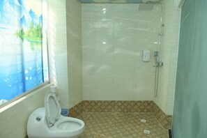 A bathroom with a toilet, shower, and a window with a scenic view. - Quanzhou Yongchun Qiaoyou Business Hotel (Yongchun)