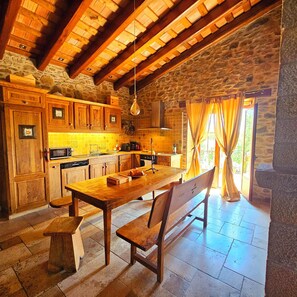 Fridge, microwave, oven, stovetop - Very pretty renovated country house, large garden, porch, barbecue and pool (Cantallops (Alt Empordà))
