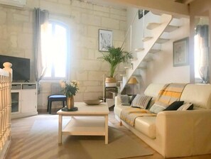 TV, fireplace