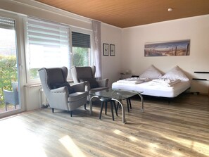 Fer et planche à repasser, lit parapluie, Wi-Fi, draps fournis