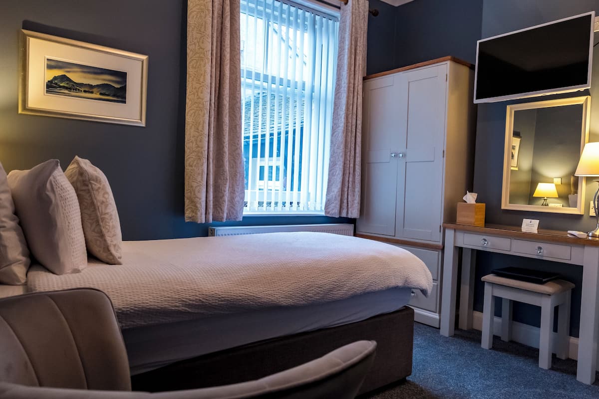 Kamar Single Standar | Meja kerja, tirai kedap cahaya, Wi-Fi gratis, dan seprai linen