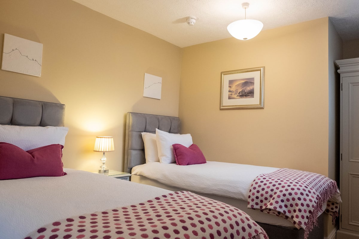 Desk, blackout curtains, free WiFi, bed sheets