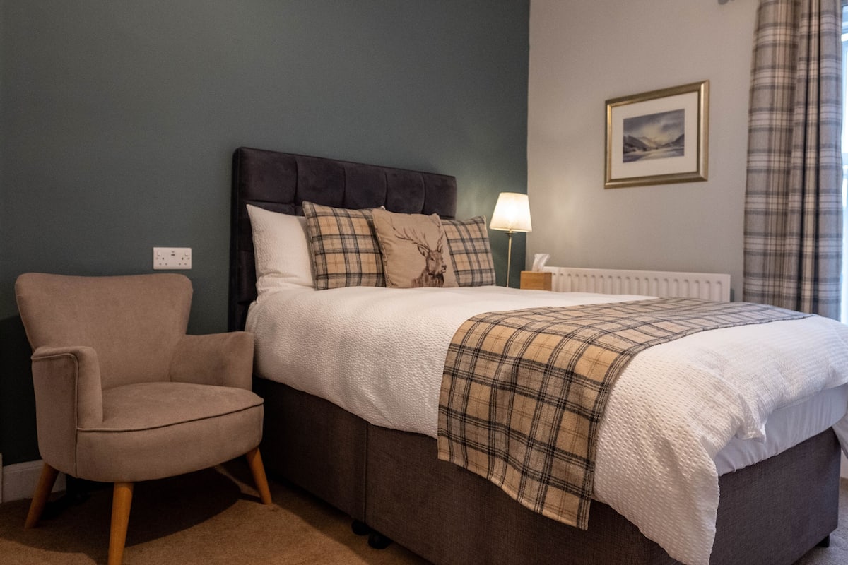 Desk, blackout curtains, free WiFi, bed sheets