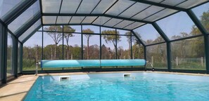 Una piscina techada, una piscina climatizada