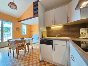 Réfrigérateur, micro-ondes, four, plaque de cuisson