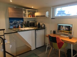 Microwave, coffee/tea maker, electric kettle