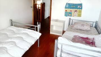 4 chambres, fer et planche Ă repasser