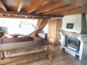 TV, fireplace, stereo