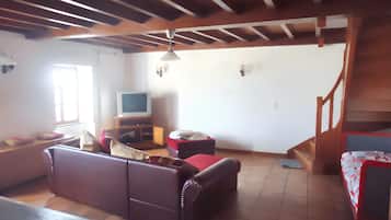 Fernseher, Kamin, Stereoanlage