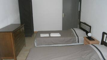 2 habitaciones, tabla de planchar con plancha, wifi y ropa de cama