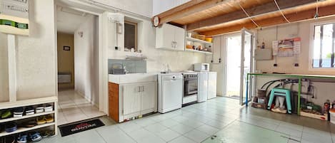 Køleskab, mikrobølgeovn, ovn, kogeplade