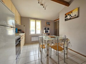 Réfrigérateur, micro-ondes, four, plaque de cuisson