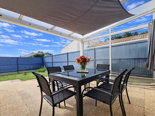 Outdoor dining - Comfortable House for 6 People, Pets Allowed, Close to the Beach (La Faute-sur-Mer)