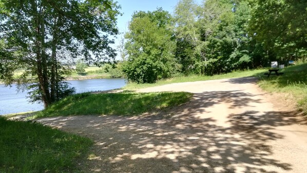 A dirt path beside a lake with trees and a picnic table. - Holiday rentals with pool and wifi (Prayssac)