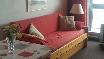 Televisión, videojuegos, reproductor de DVD y futbolito