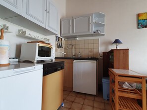 Kühlschrank, Mikrowelle, Herdplatte, Geschirrspüler