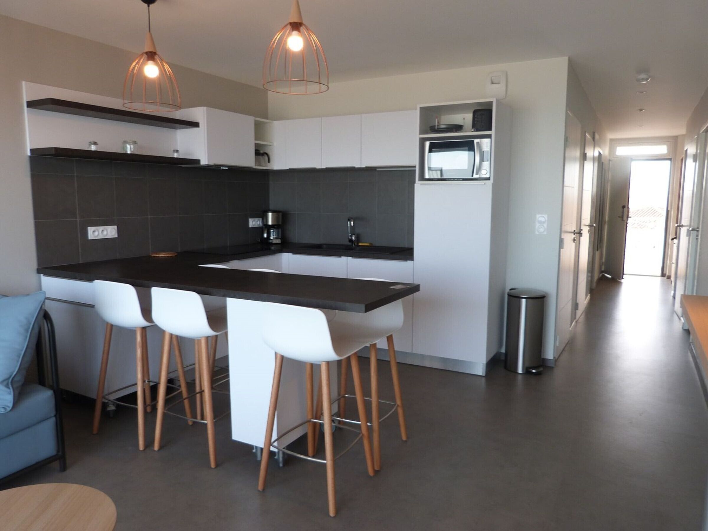 Réfrigérateur, micro-ondes, plaque de cuisson, lave-vaisselle