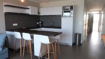 Réfrigérateur, micro-ondes, plaque de cuisson, lave-vaisselle