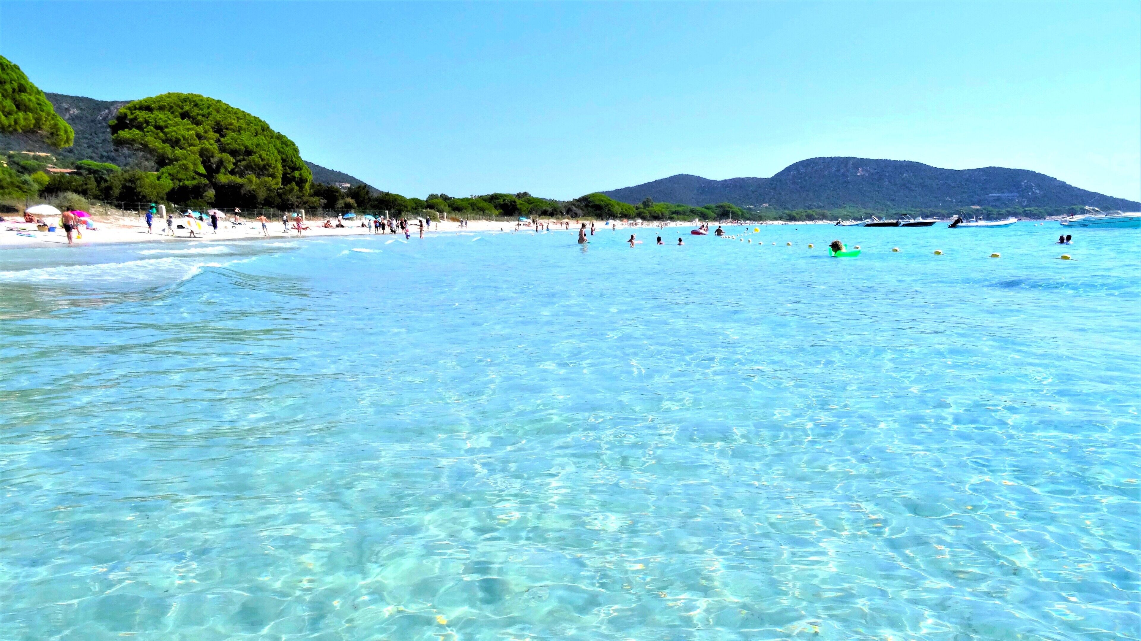 Plage à proximité, chaises longues