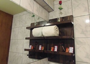 Singola Basic, 1 letto matrimoniale, non fumatori | Bagno | Doccia, soffione a pioggia, asciugacapelli, asciugamani