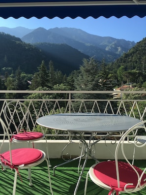 Le balcon terrasse face aux Canigou