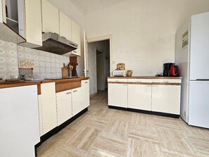 Een koelkast, een microgolfoven, een oven, een kookplaat