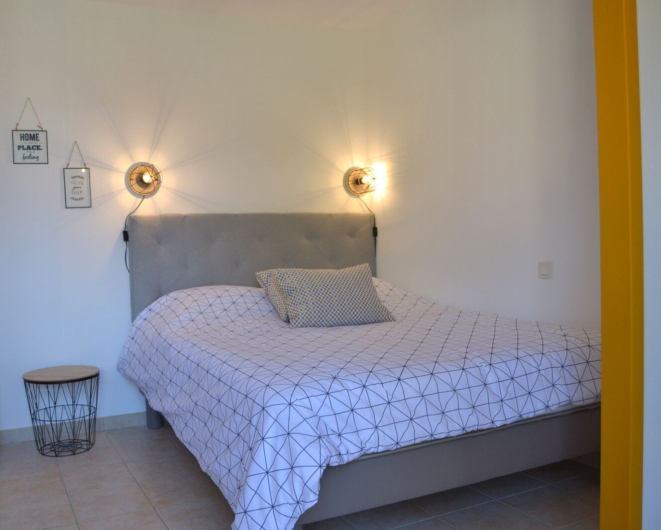 1 quarto, escrivaninha, ferros/tábuas de passar roupa, berço de viagem