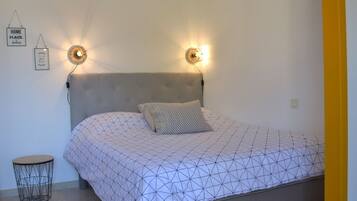 1 quarto, escrivaninha, ferros/tábuas de passar roupa, berço de viagem